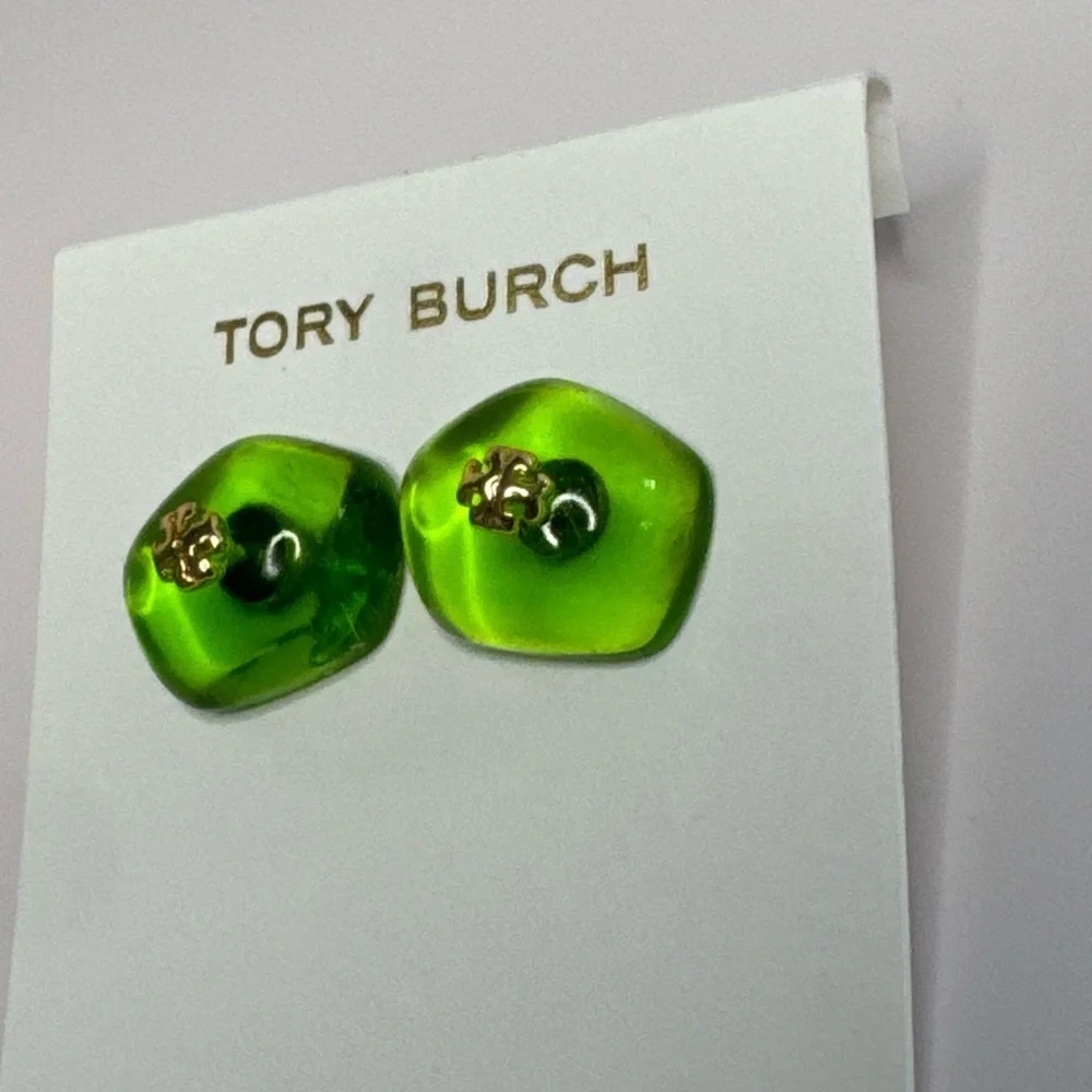 💖 Tory Burch New Green Resin Logo Stud Earrings Gold Toned - Picture 4 of 8